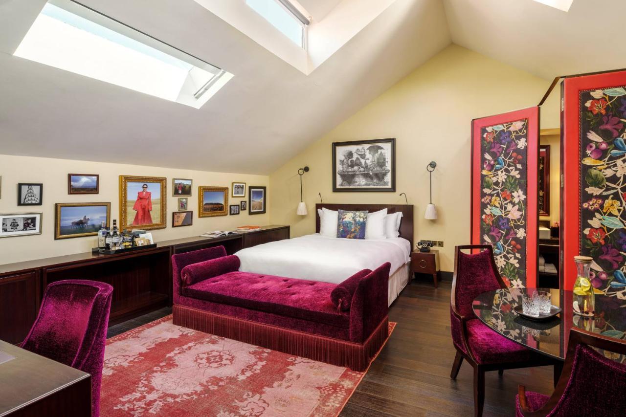 The Vagabond Club, A Tribute Portfolio 4*