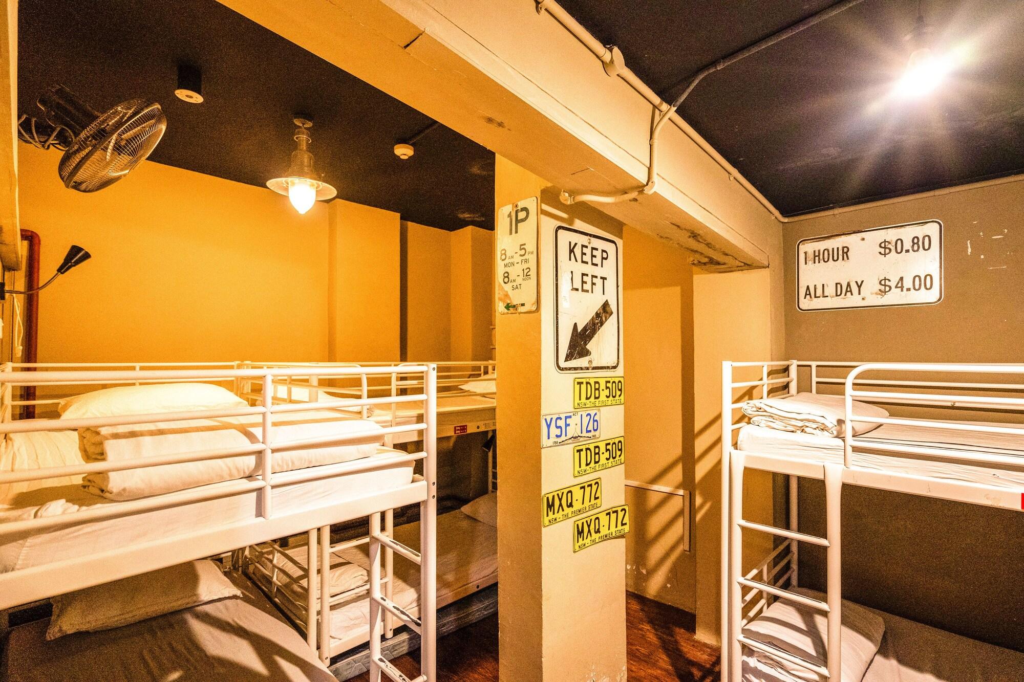 Beds & Dreams Hostel *