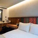St Signature Bugis Middle