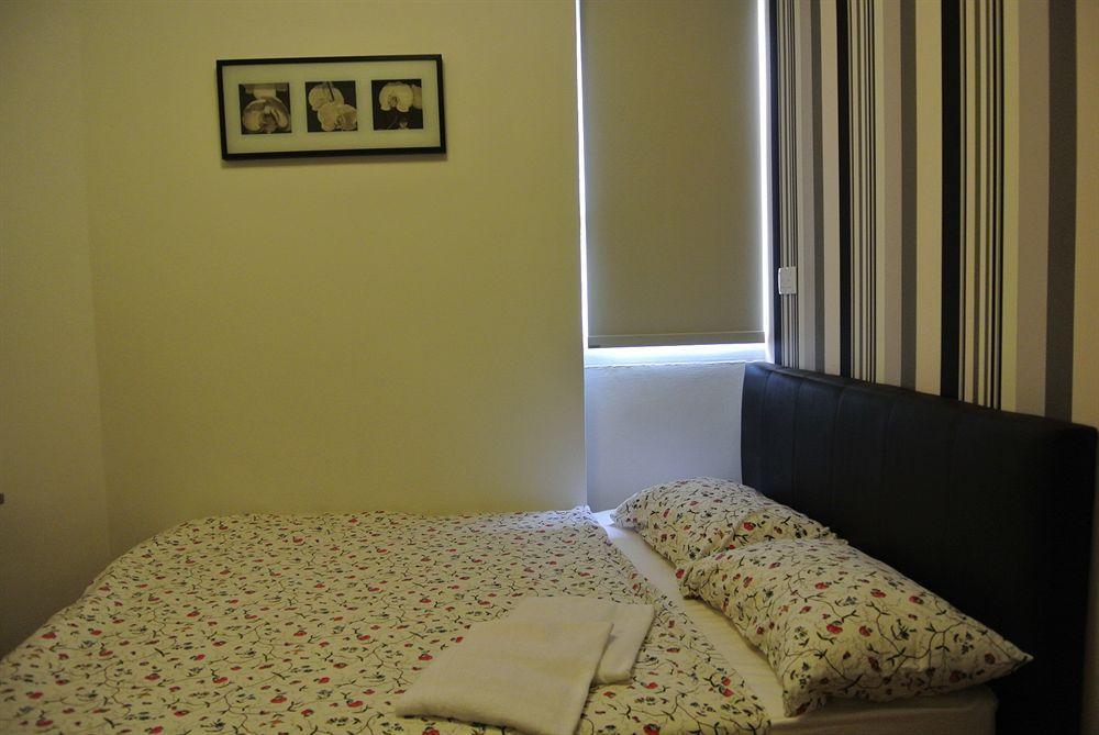 Hostel Plush Pods *