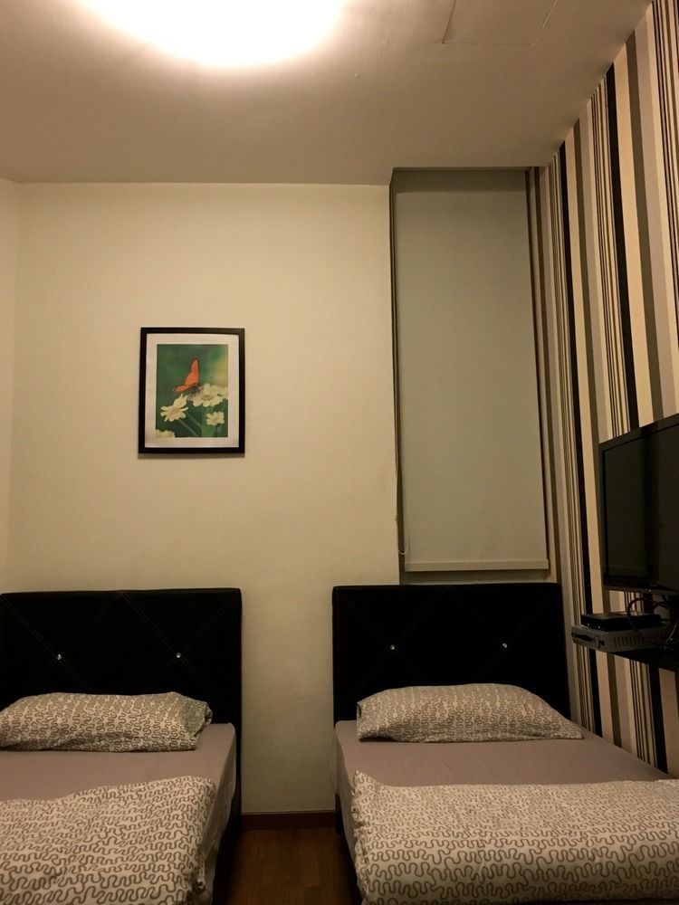 Plush Pods Hostel *