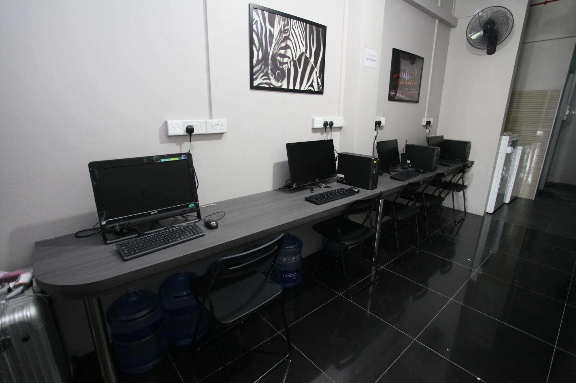 Reddoorz @ Kallang Mrt Hostel *