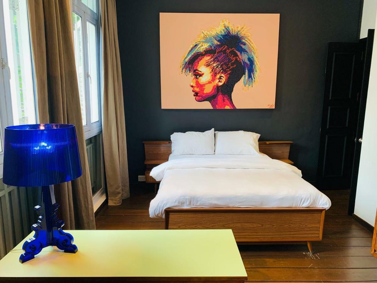 Rabbit Carrot Gun Aparthotel
