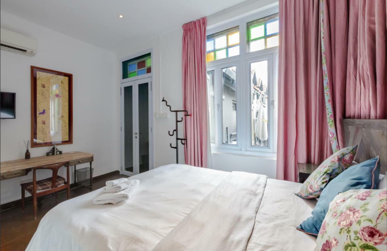Rabbit Carrot Gun Aparthotel