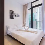 City Balcony Apartment With Marina Bay View