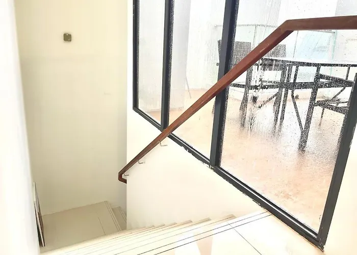 2 Bedroom With City View Near Subway In Central