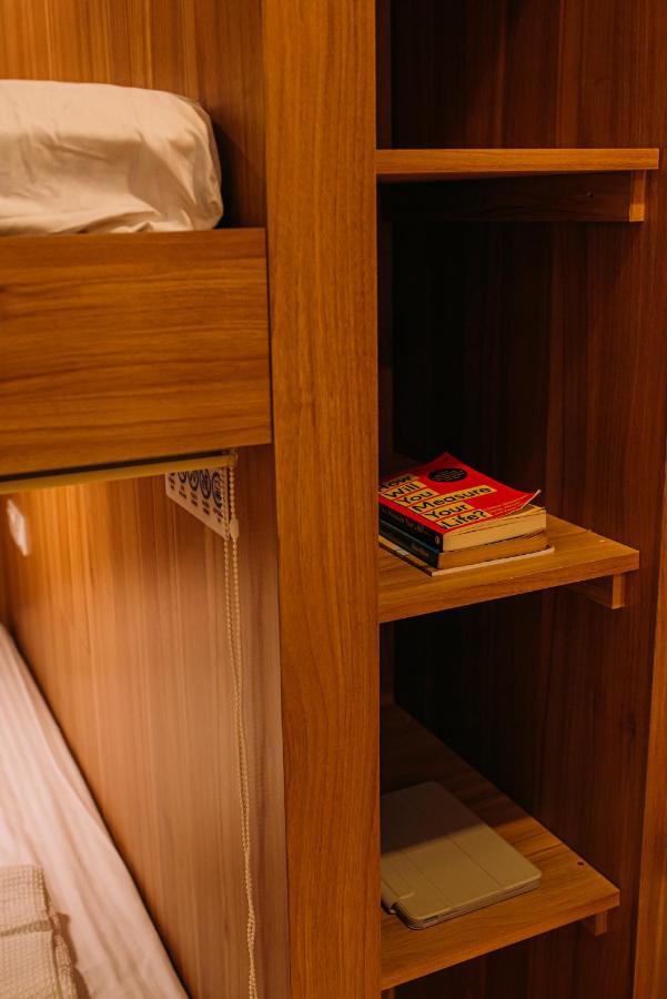 Bluewaters Pods 38 Hongkong St * Singapore