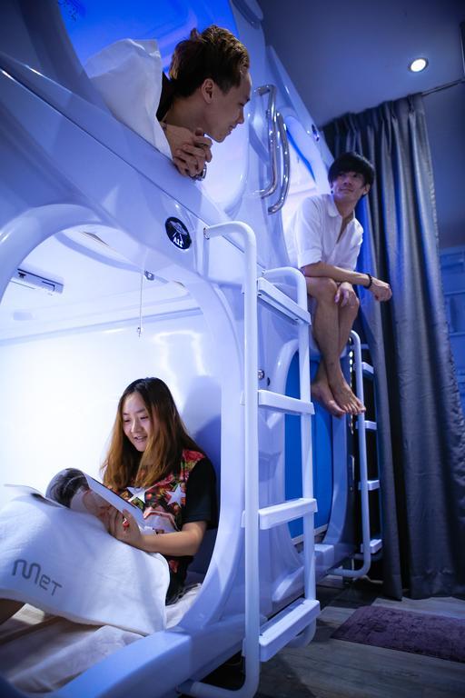 Met A Space Pod @ Boat Quay Capsule hotel Singapore