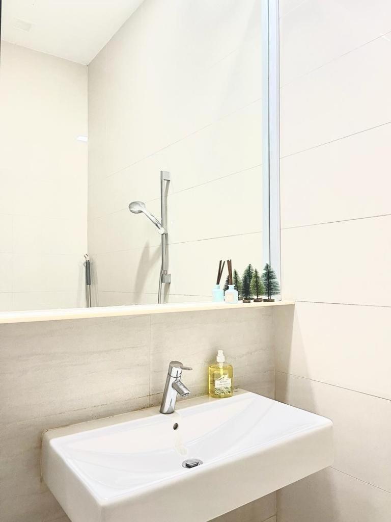 Apartment 2 Bedroom With View Near Subway In *