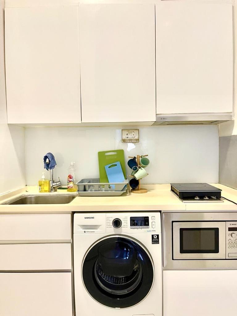 2 Bedroom With View Near Subway In Apartment Singapore