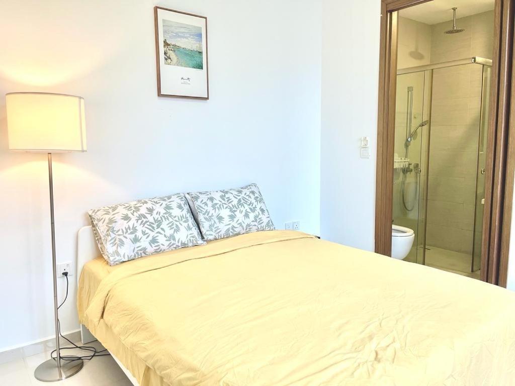 2 Bedroom With View Near Subway In Apartment Singapore