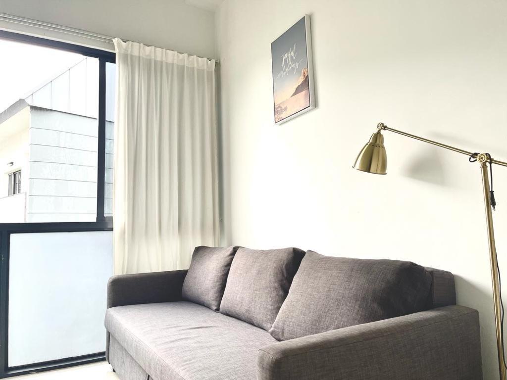 2 Bedroom With View Near Subway In Apartment Singapore