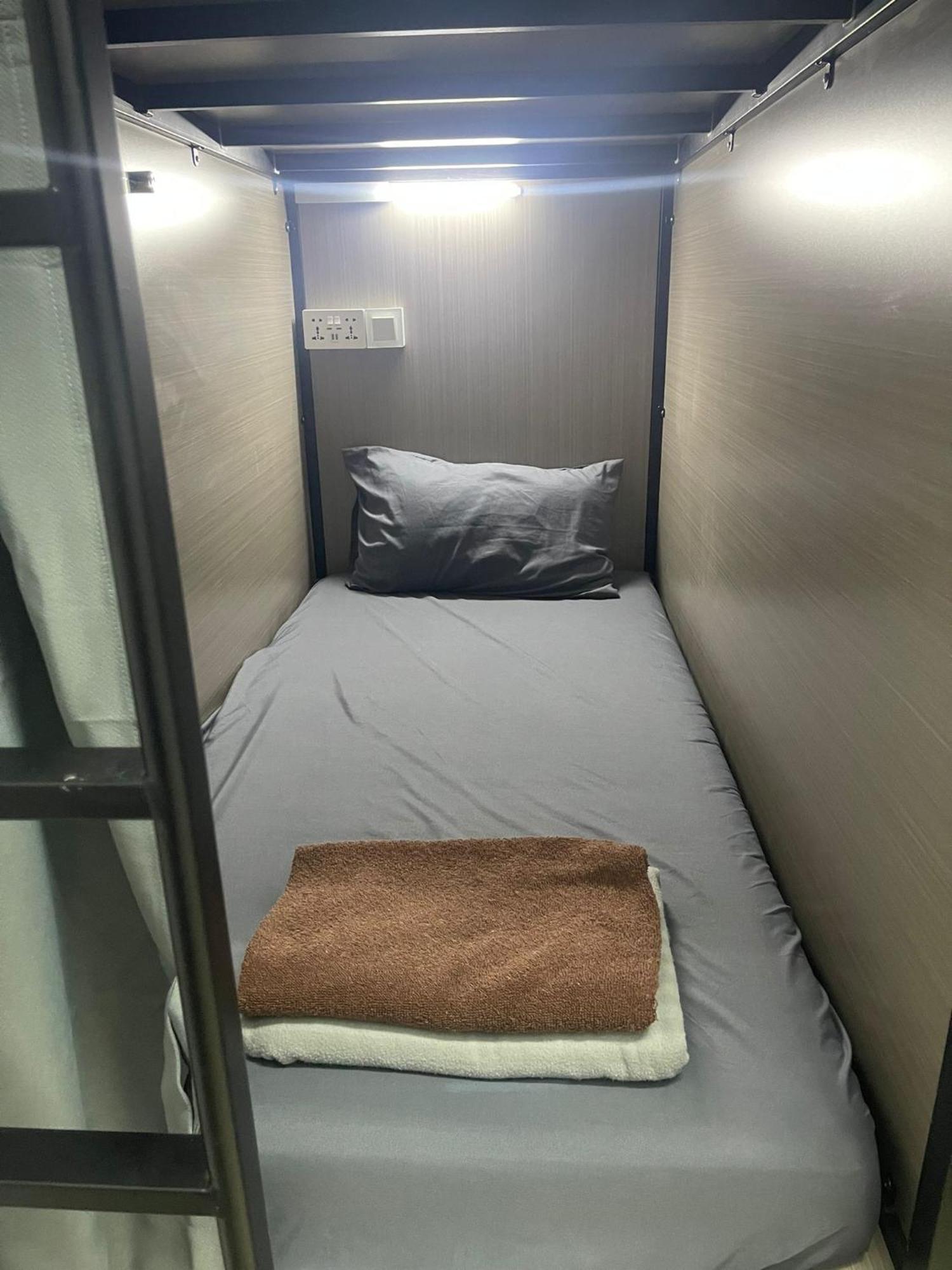 Capsule hotel Meadows Singapore