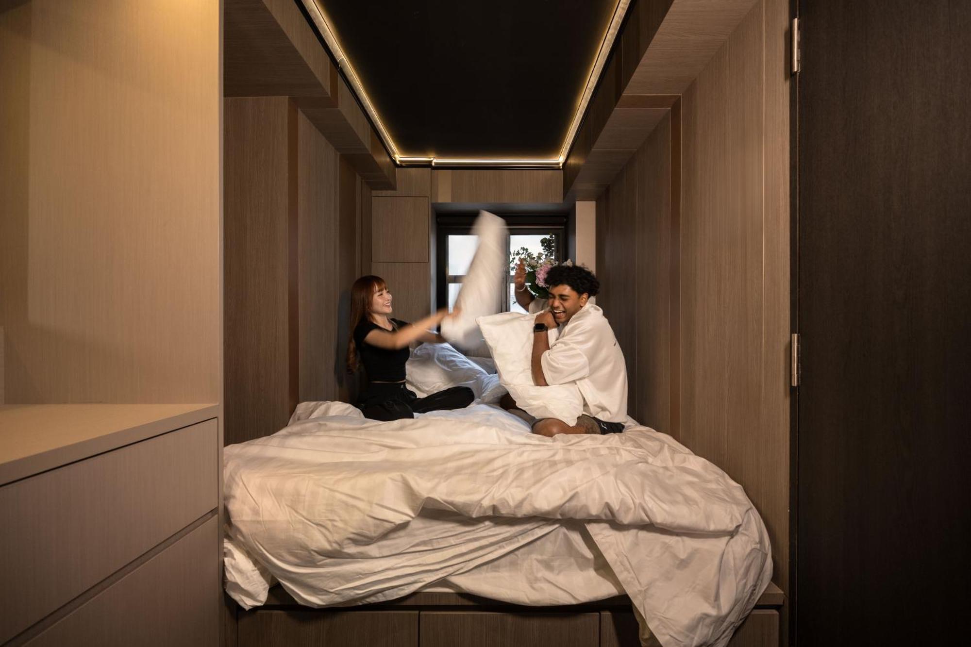 Cube Social Boutique Capsule At Boat Quay Hostel Singapore