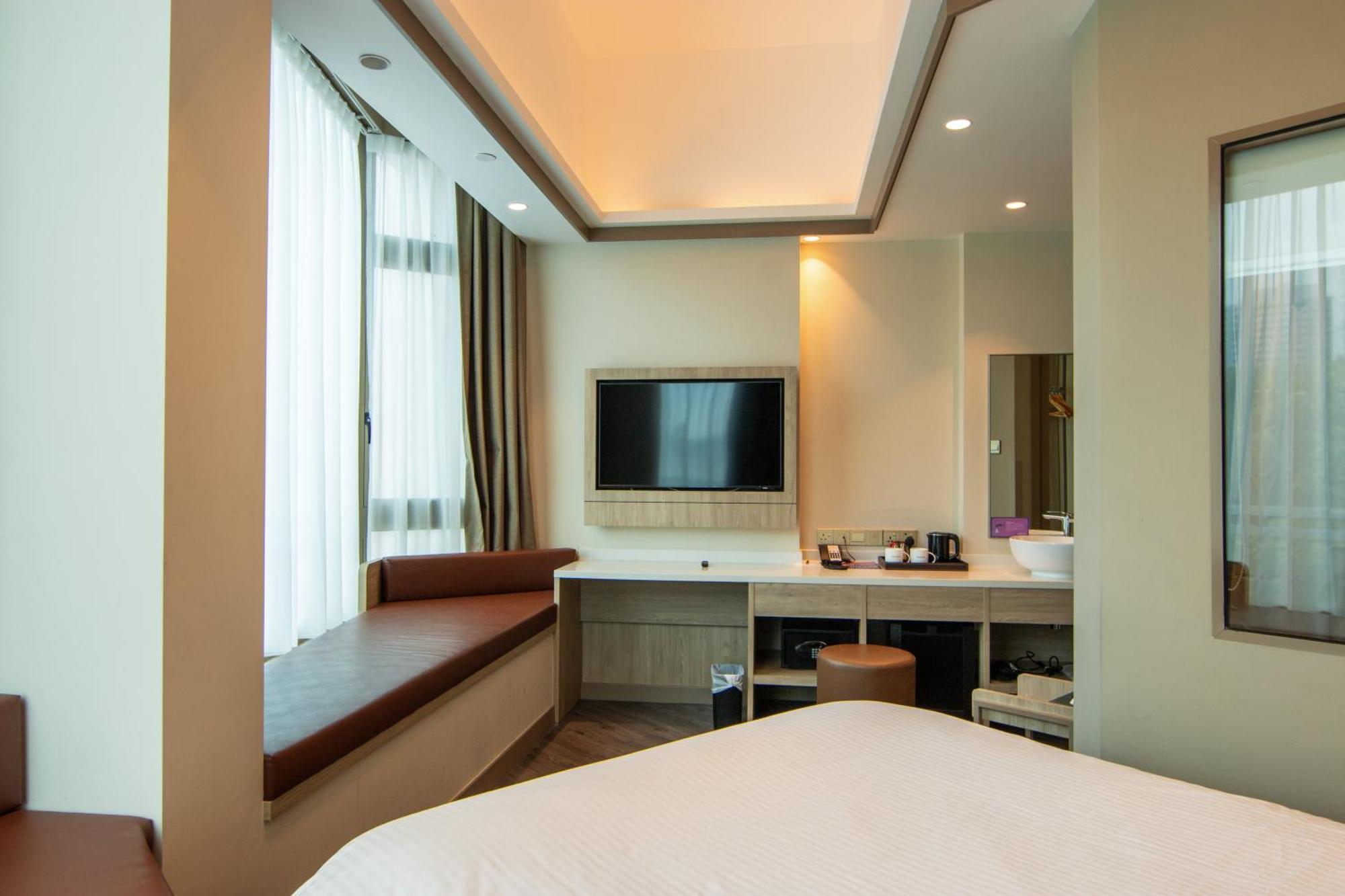 Aqueen Prestige Jalan Besar Hotel 4*