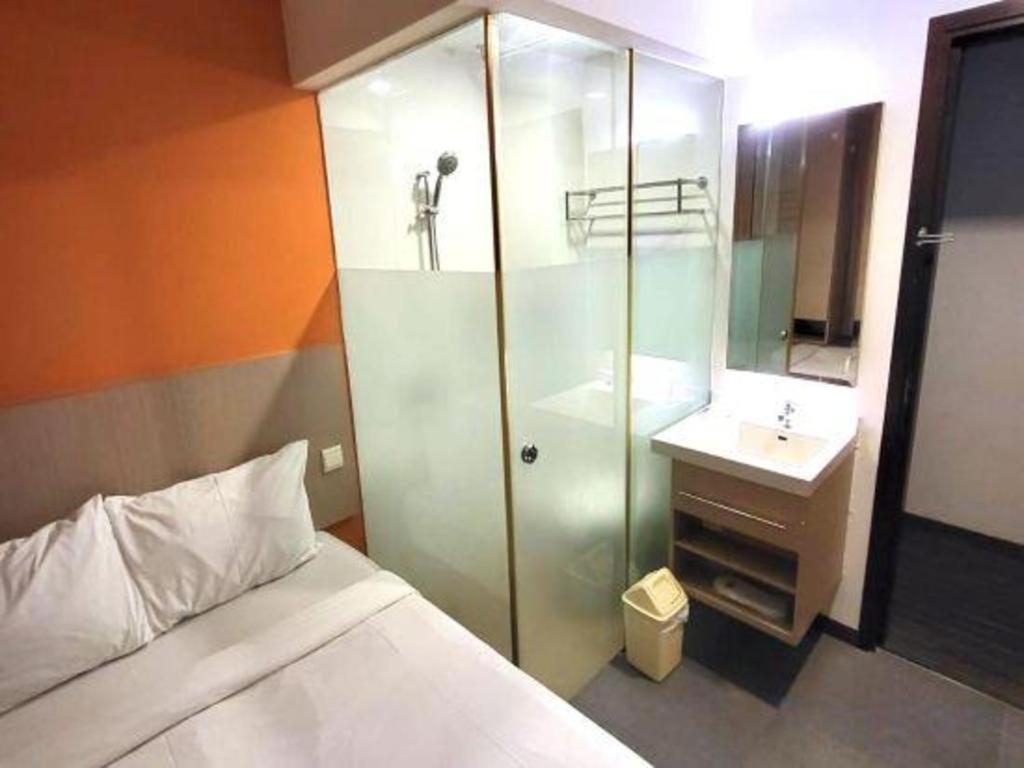 Hotel Reddoorz Premium @ Balestier Singapore