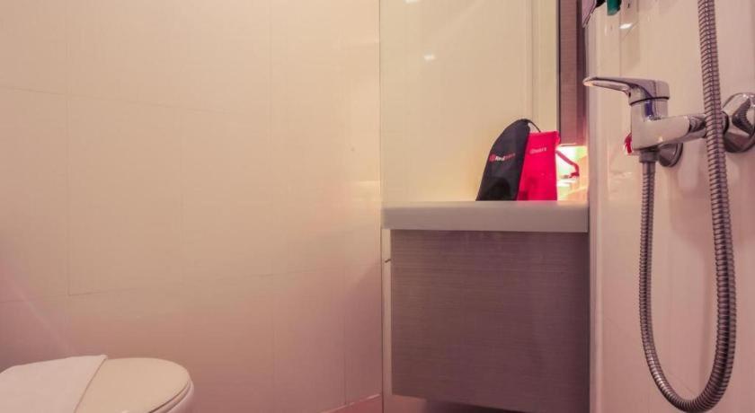 Reddoorz Premium @ Balestier Hotel Singapore