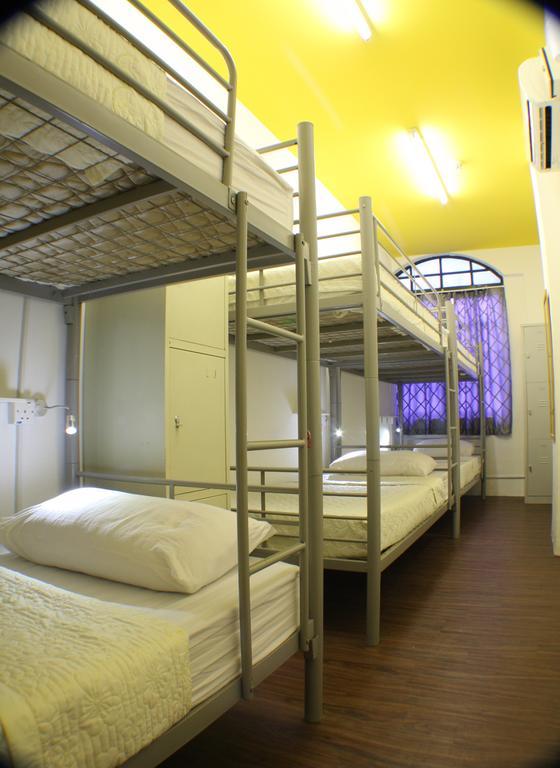 Footprints Hostel, *