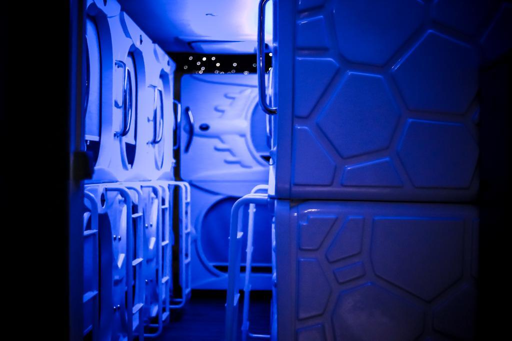 Capsule hotel Met A Space Pod @ Boat Quay