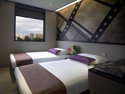 81 Premier Hollywood