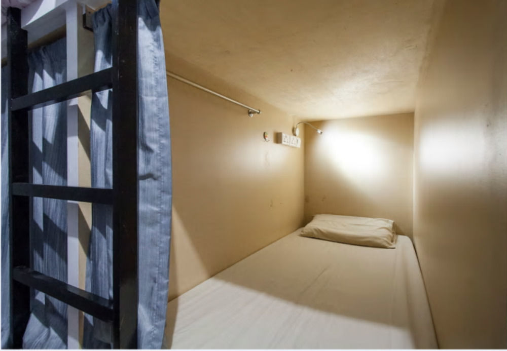 Meadows Capsule hotel *
