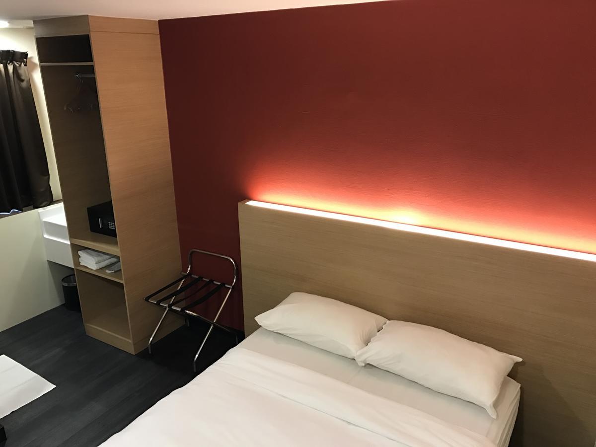 L At 51 Desker Hotel