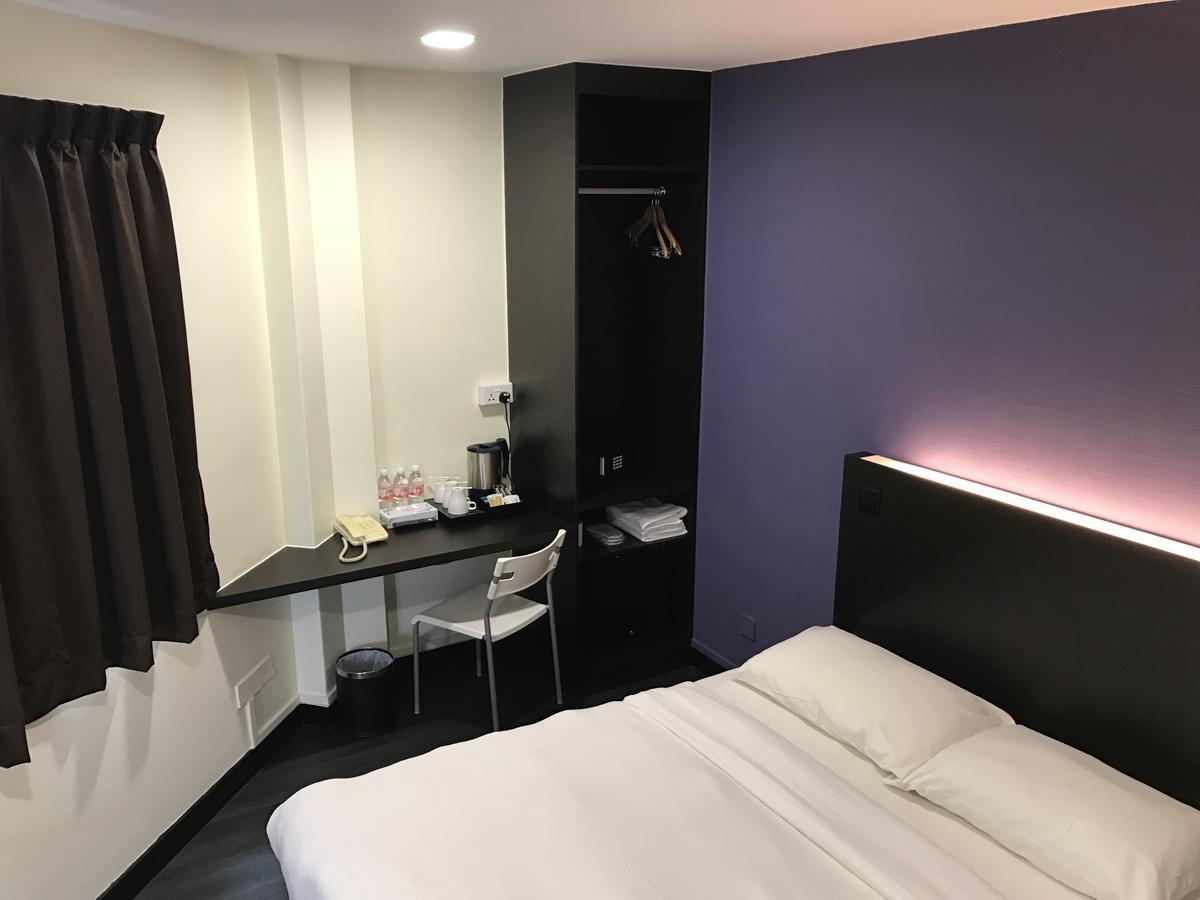 L At 51 Desker Hotel Singapore