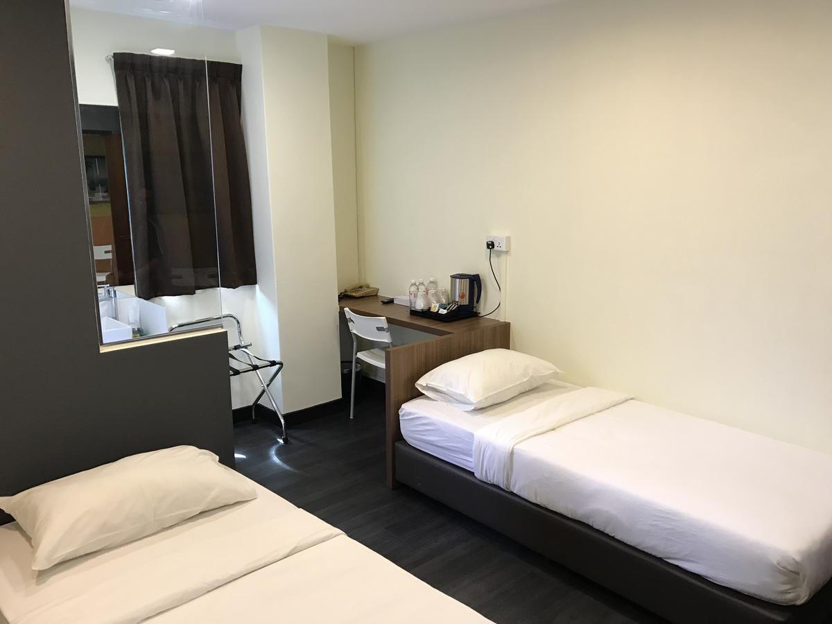 L At 51 Desker 2* Singapore