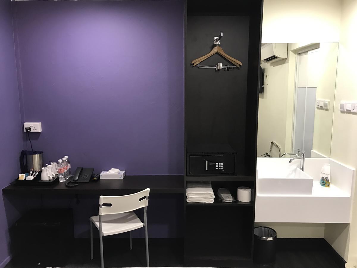 L At 51 Desker Hotel Singapore