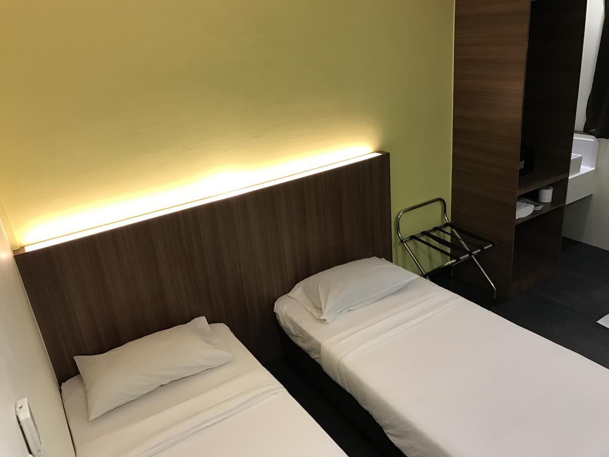 L At 51 Desker Hotel 2*