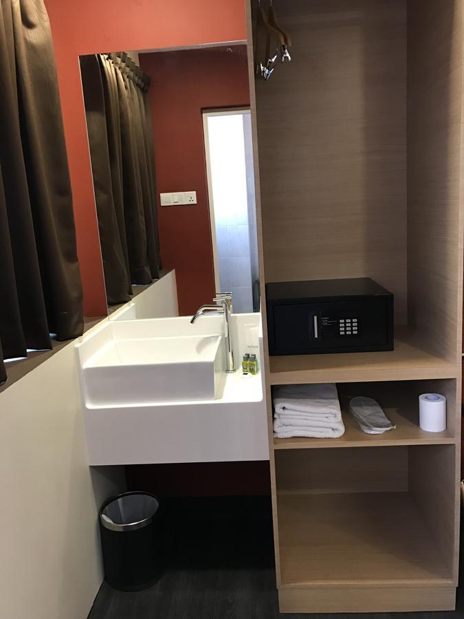 Hotel L At 51 Desker