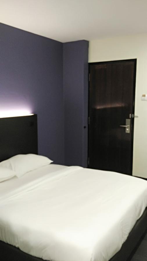L At 51 Desker Hotel Singapore