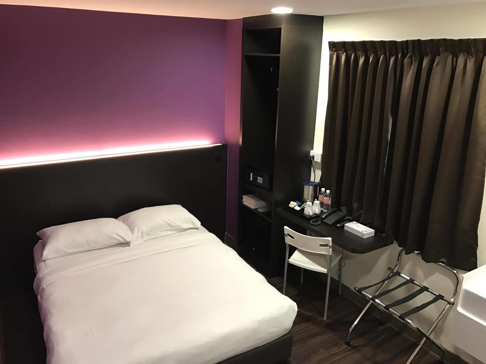 L At 51 Desker 2* Singapore