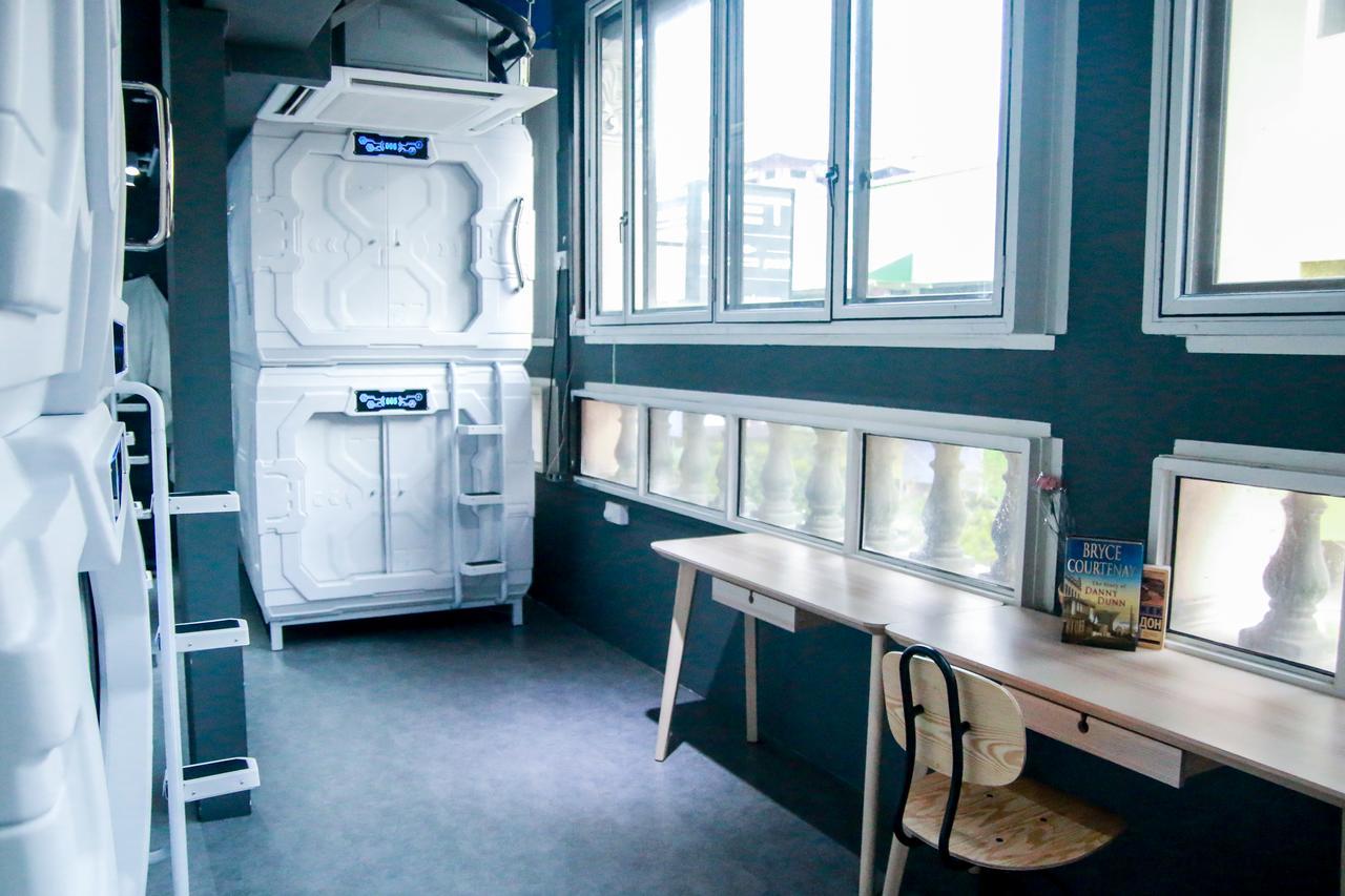 Met A Space Pod @ Chinatown Capsule hotel 2*