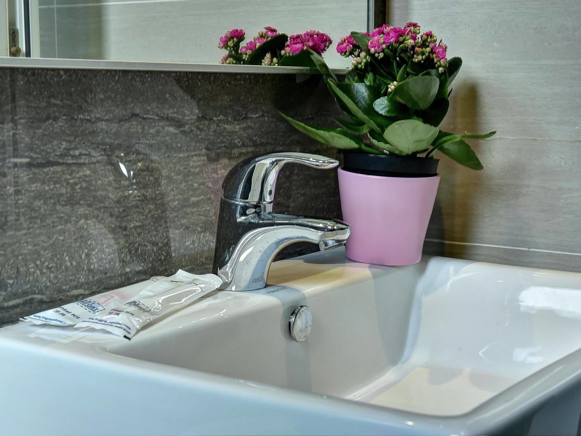 Ibis Budget Crystal Hotel Singapore