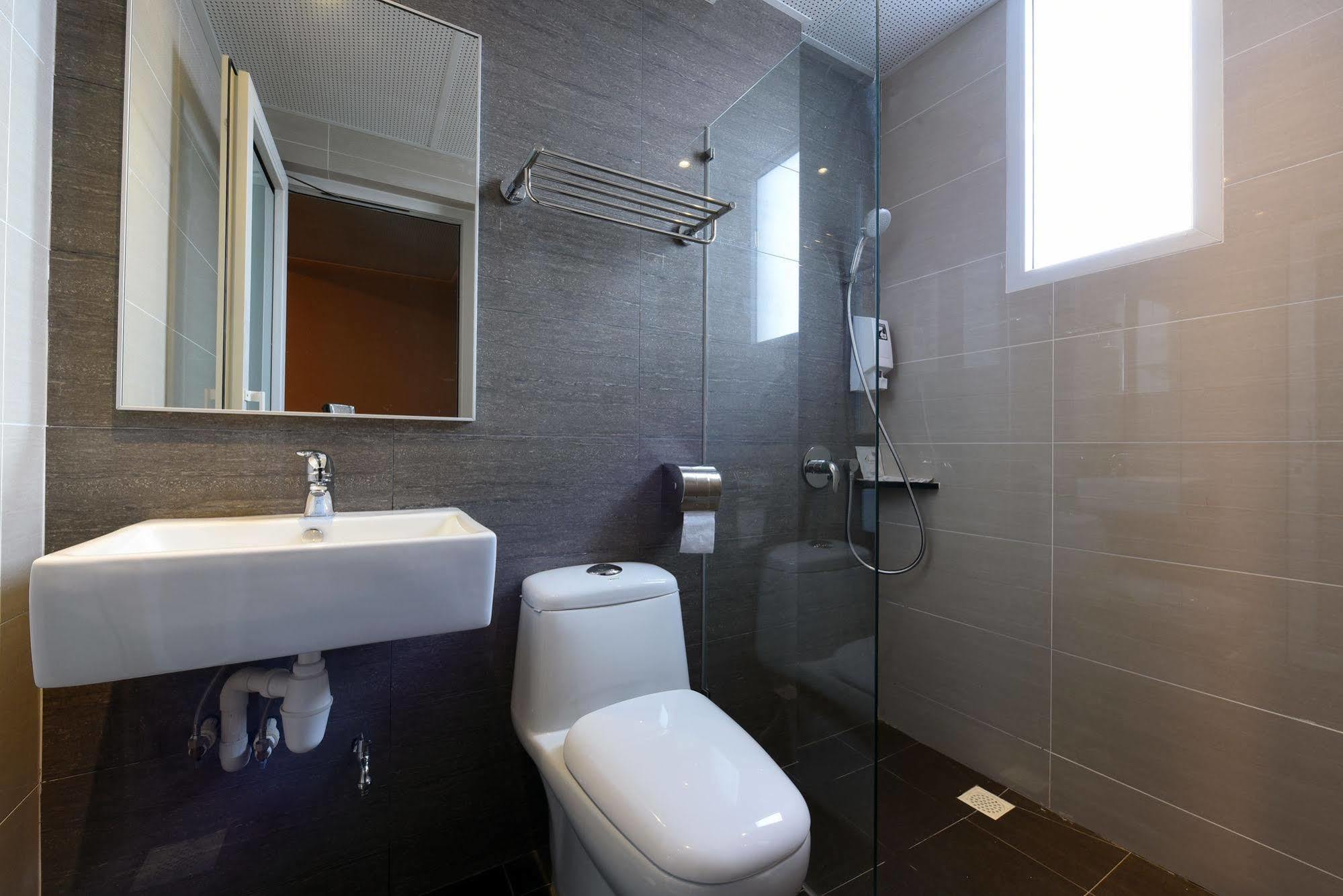Ibis Budget Crystal Hotel Singapore