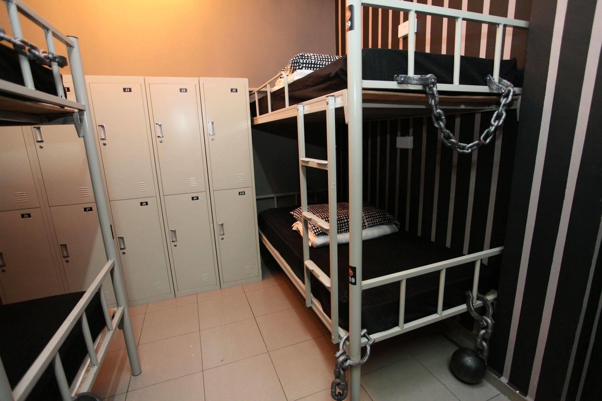 Reddoorz @ Kallang Mrt Hostel *