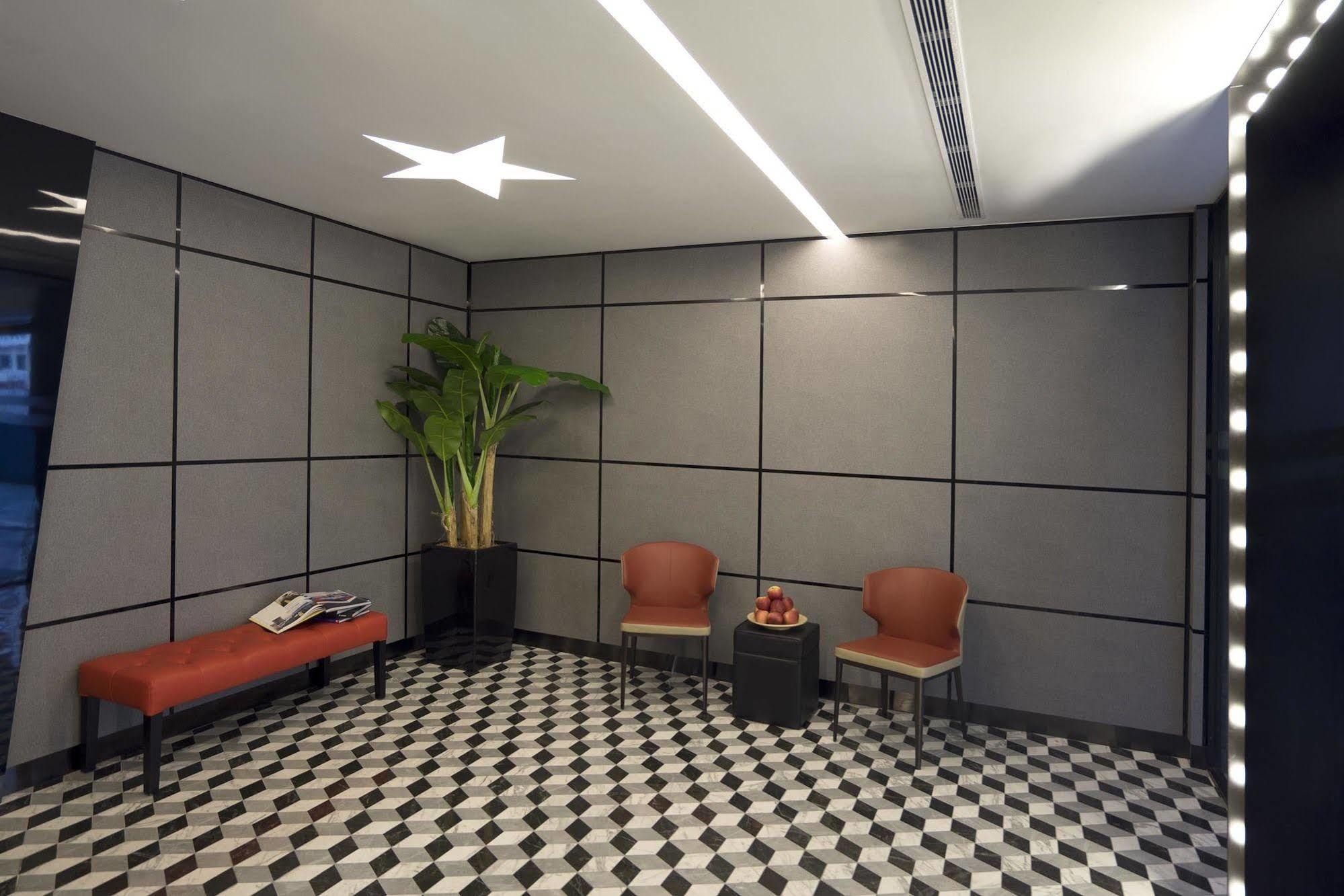 81 Premier Hollywood Hotel