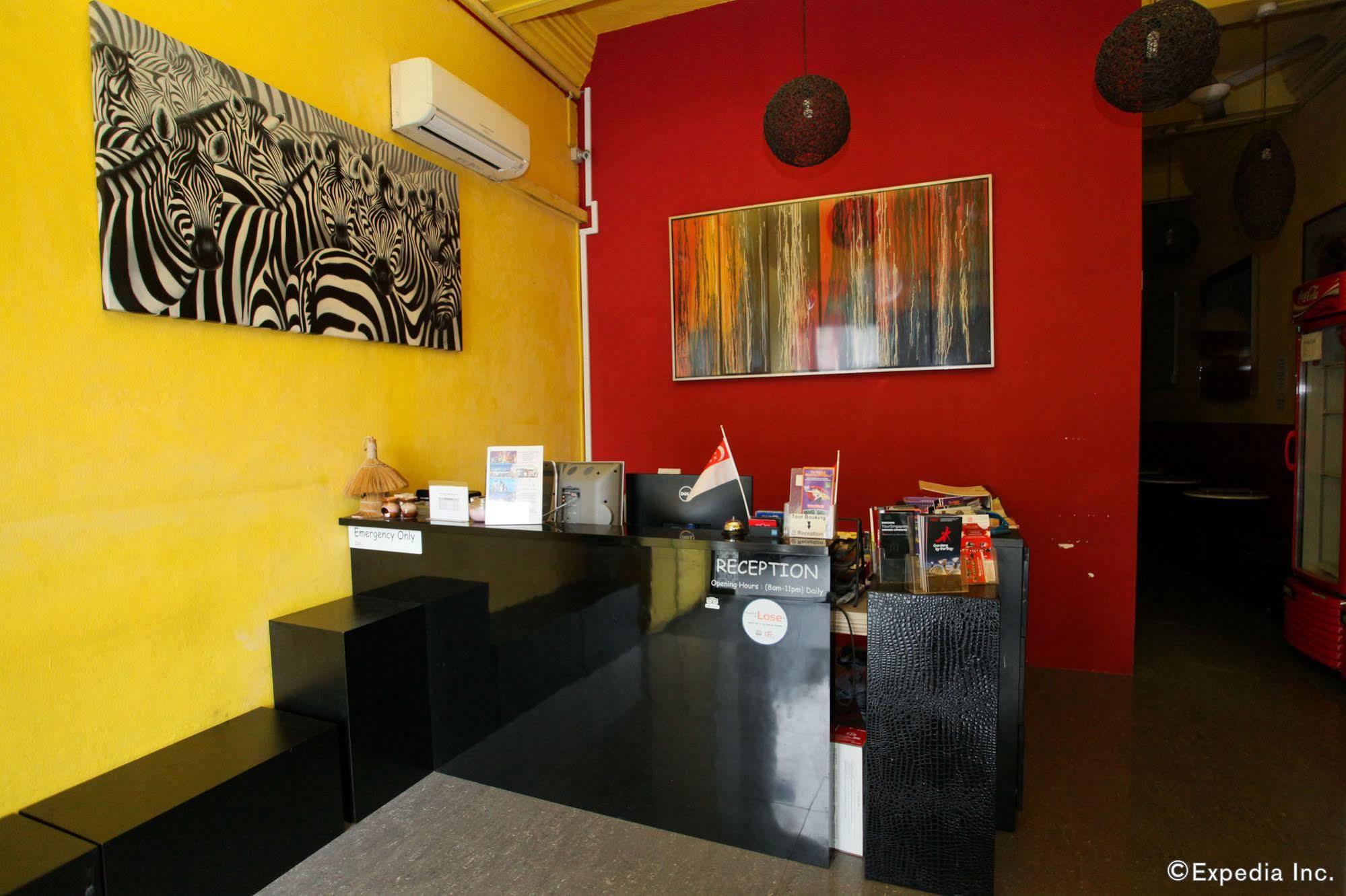 Moni Gallery Hostel Singapore