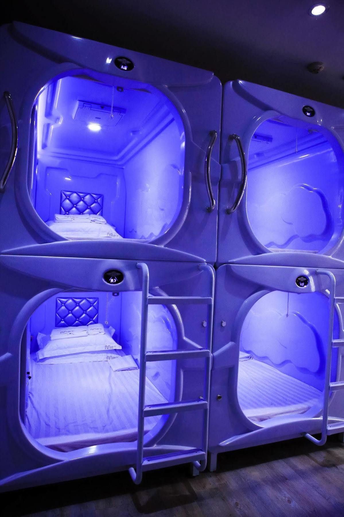 Met A Space Pod @ Boat Quay 2*