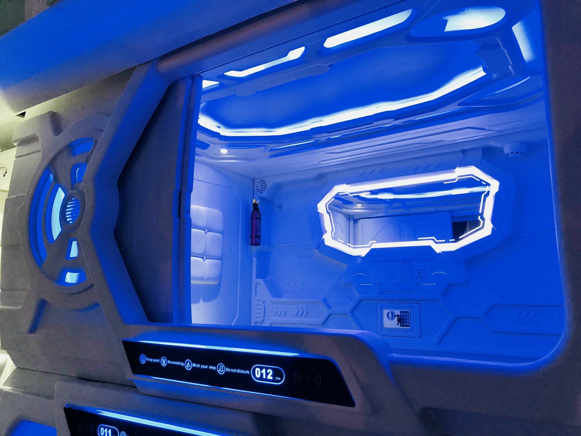 Met A Space Pod @ Chinatown Capsule hotel 2*