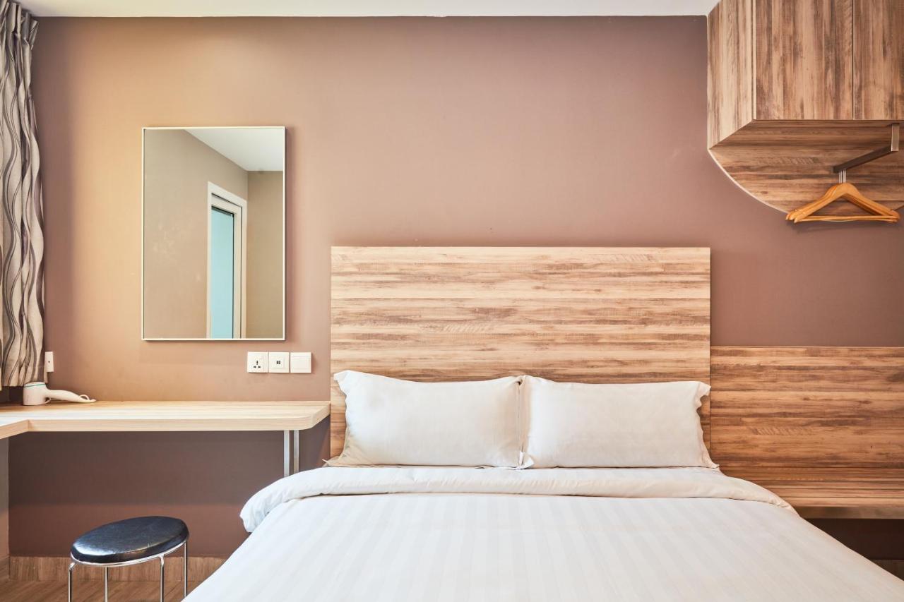 Ibis Budget Crystal Singapore