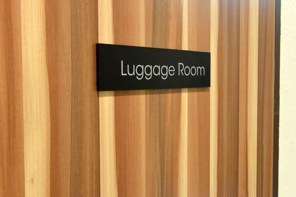Ibis Budget Crystal Hotel Singapore