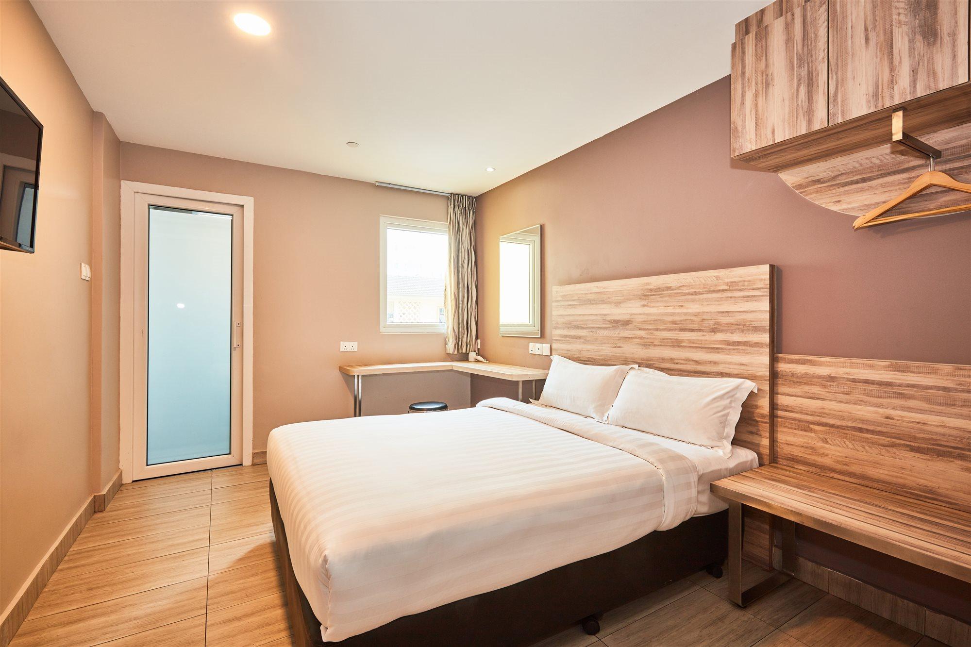 Ibis Budget Crystal Hotel 2*