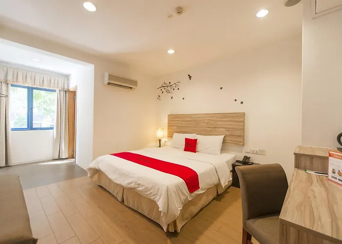 Reddoorz Plus @ Victoria Street