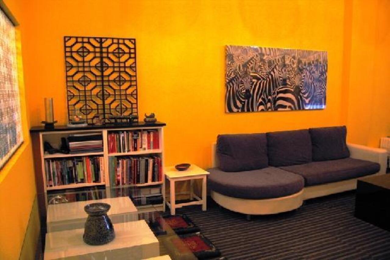 Moni Gallery Hostel Singapore