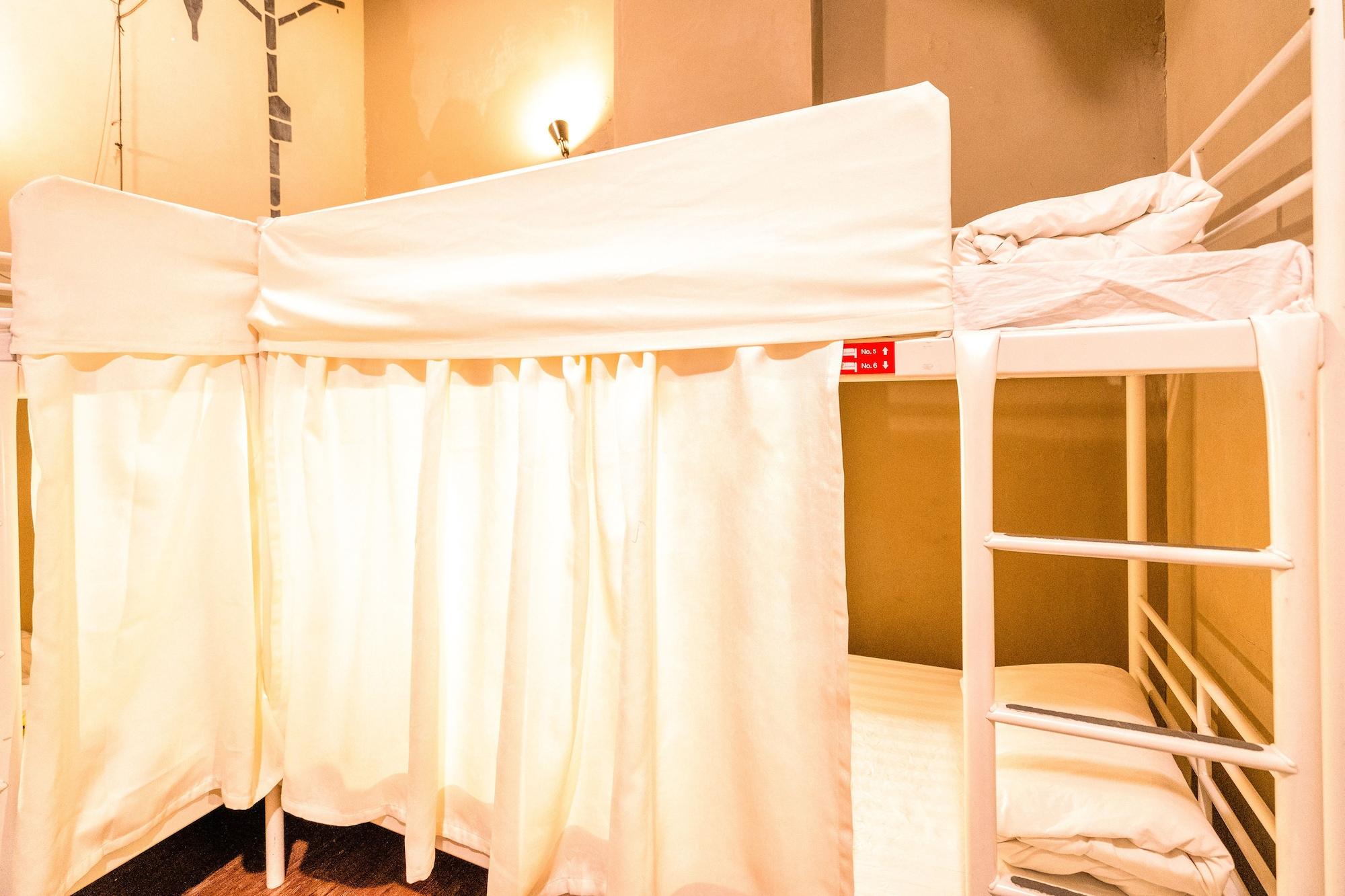 Hostel Beds & Dreams *
