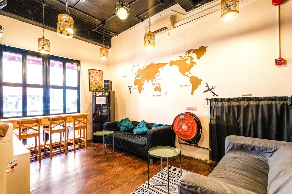 Beds & Dreams Hostel *