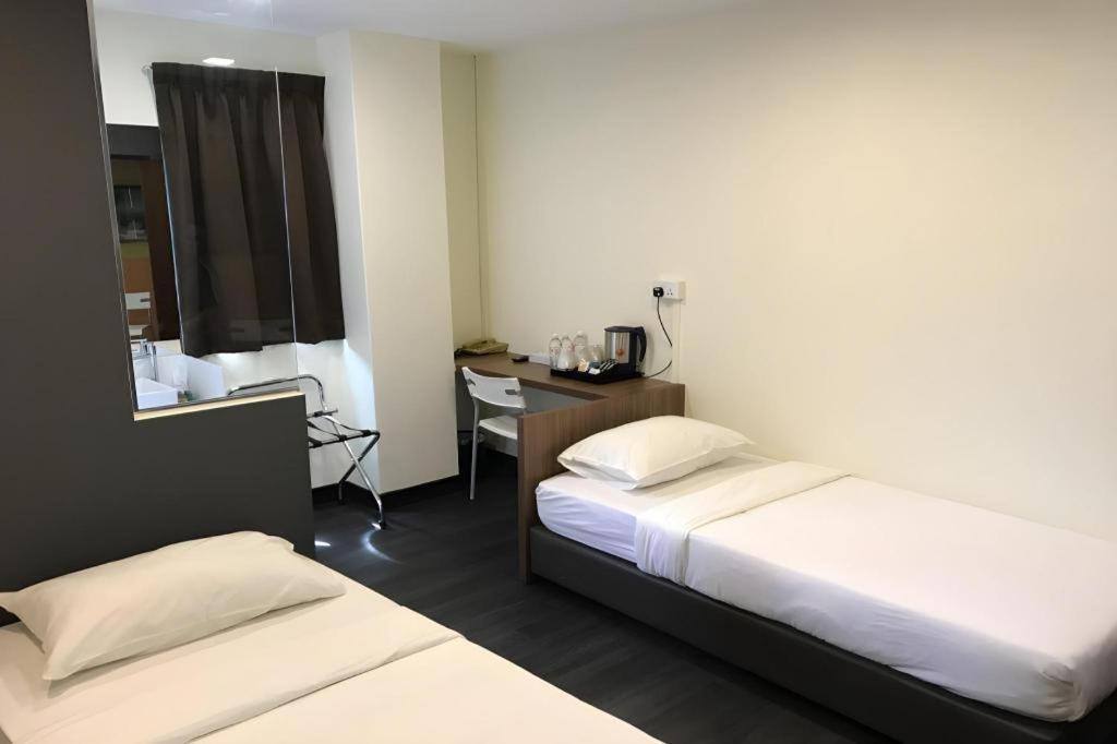 Hotel L @ 51 Desker 2*