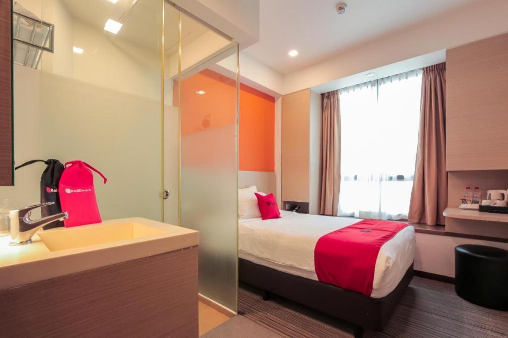 Reddoorz Premium @ Balestier Hotel Singapore